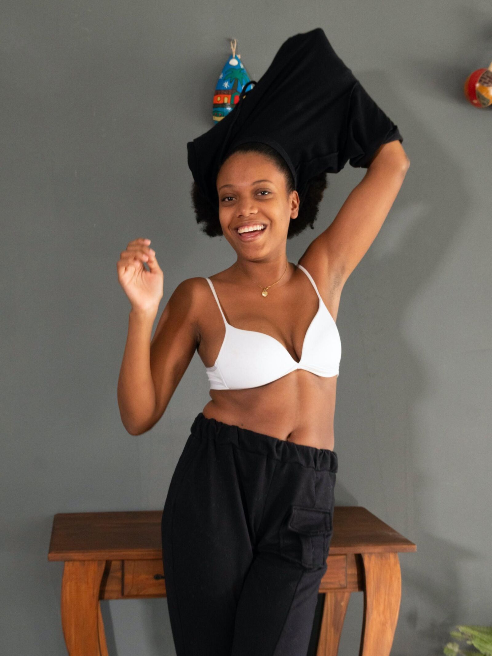 Ebony fica nu em sua mesa de madeira