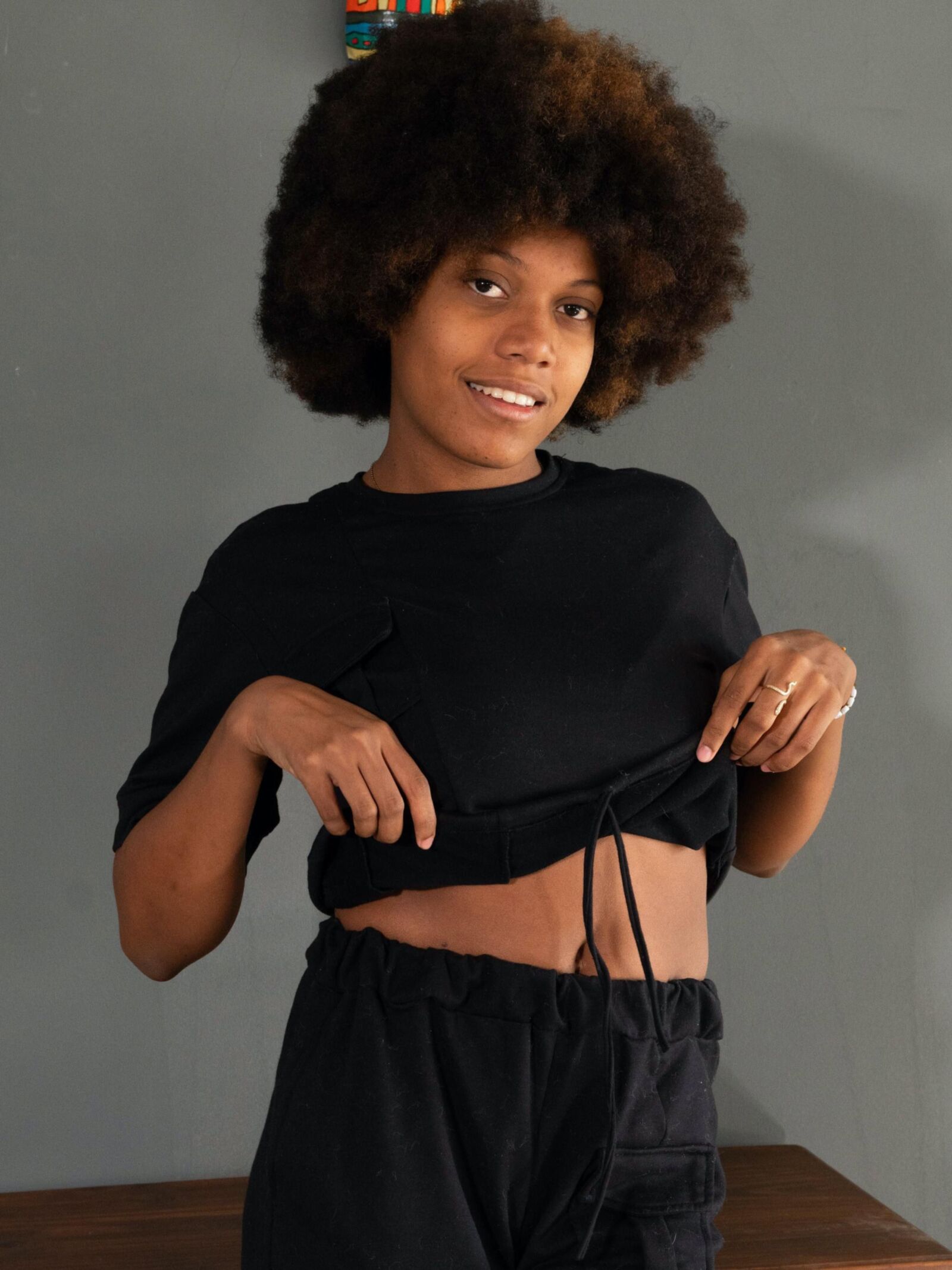 Ebony fica nu em sua mesa de madeira