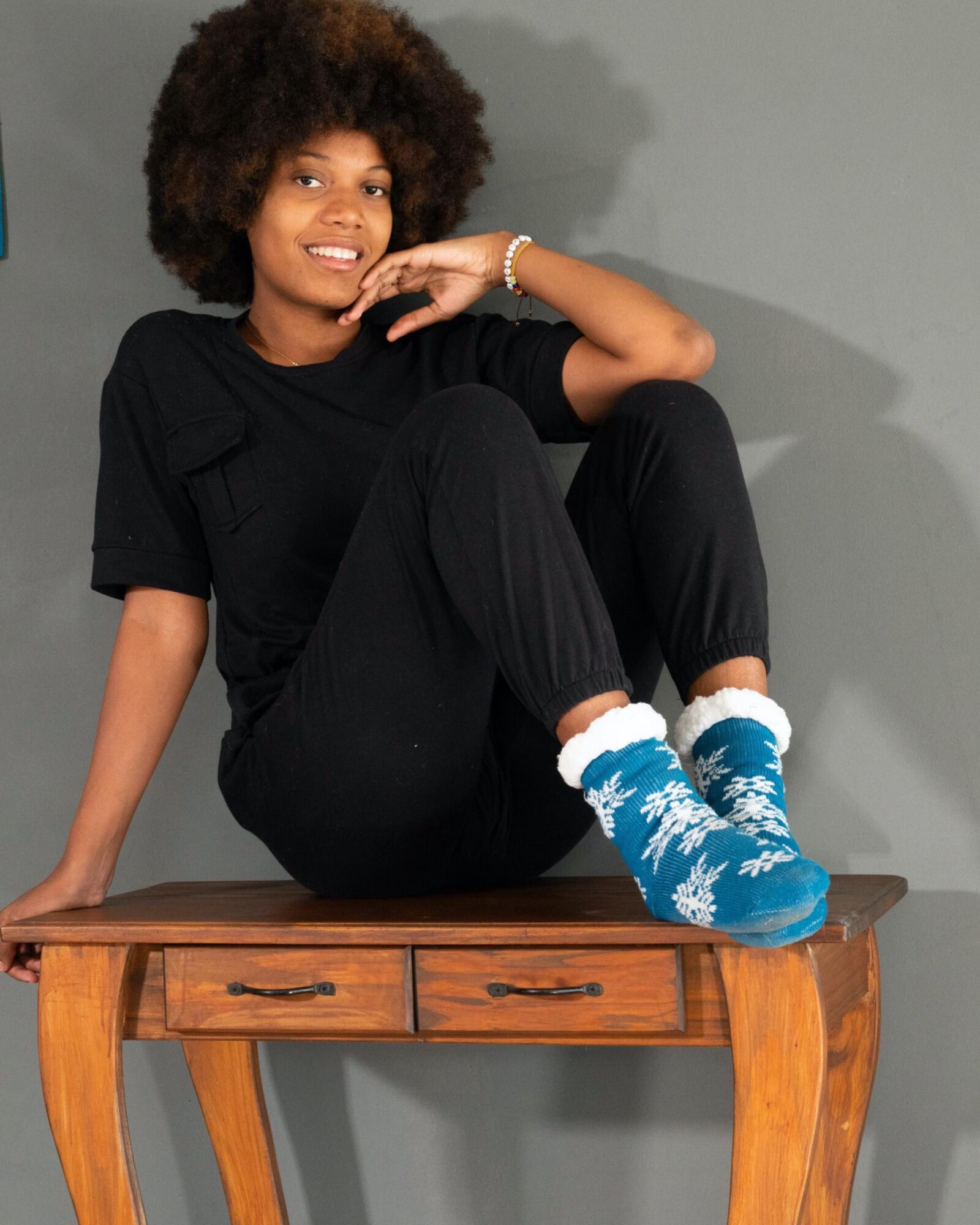 Ebony fica nu em sua mesa de madeira
