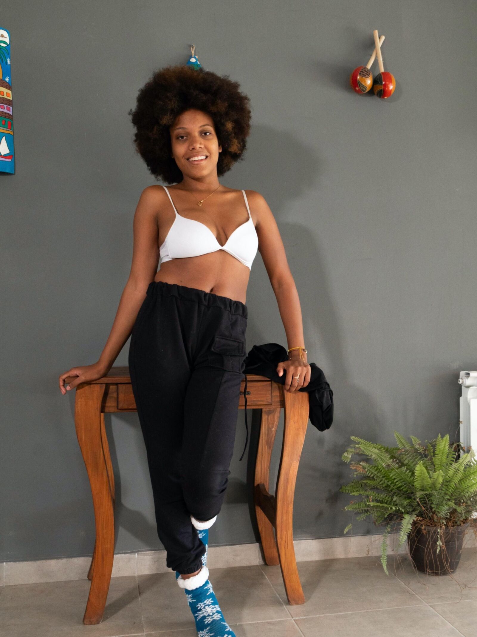 Ebony fica nu em sua mesa de madeira