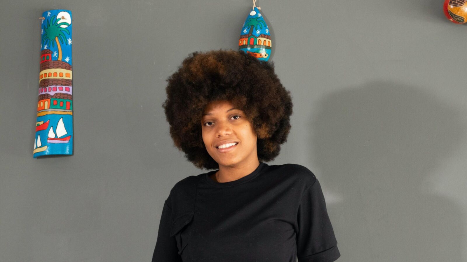 Ebony fica nu em sua mesa de madeira