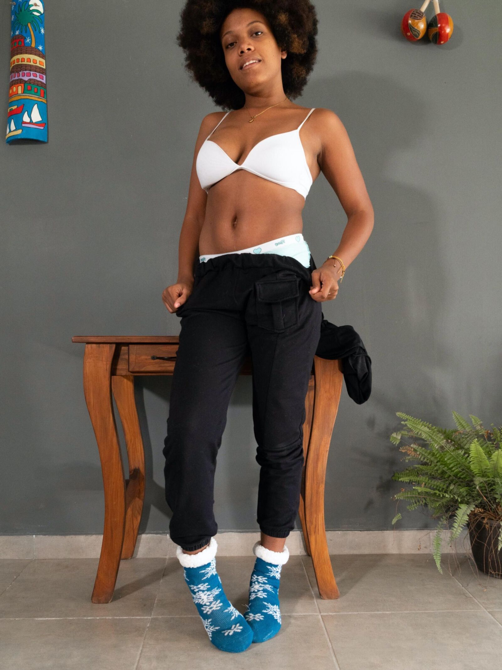 Ebony fica nu em sua mesa de madeira