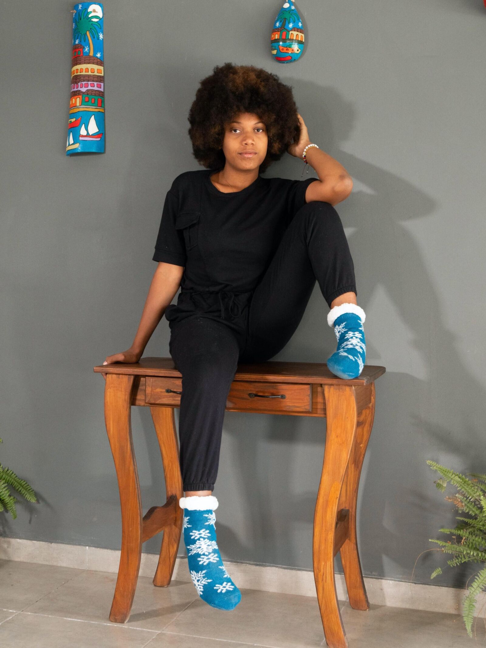 Ebony fica nu em sua mesa de madeira
