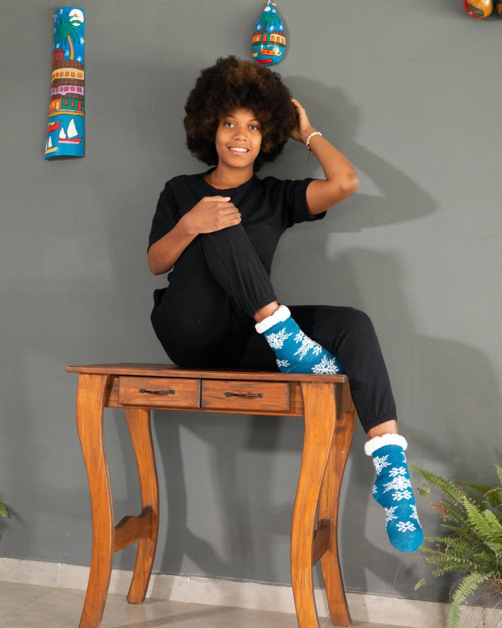 Ebony fica nu em sua mesa de madeira