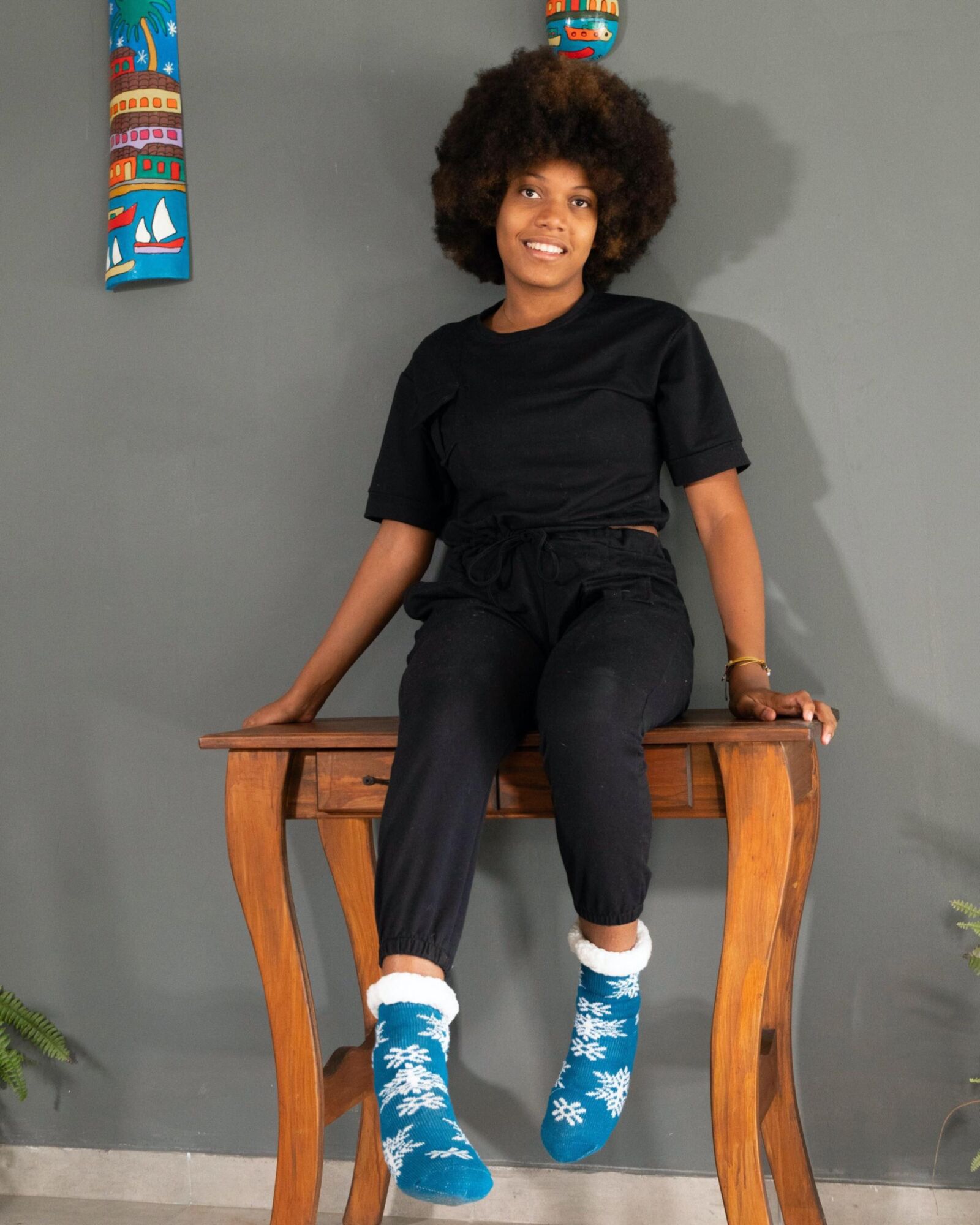 Ebony fica nu em sua mesa de madeira