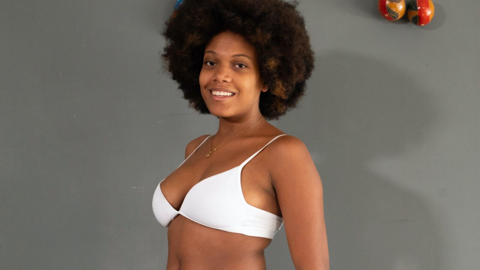 Ebony fica nu em sua mesa de madeira