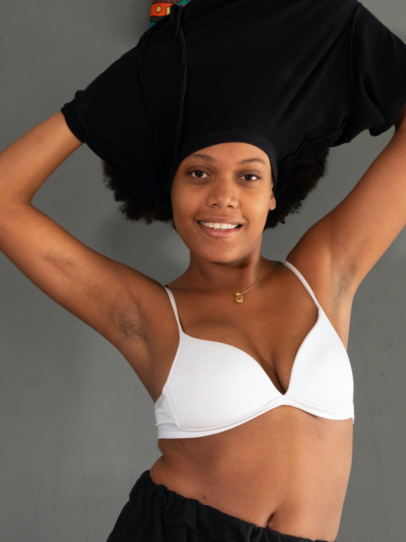 Ebony fica nu em sua mesa de madeira