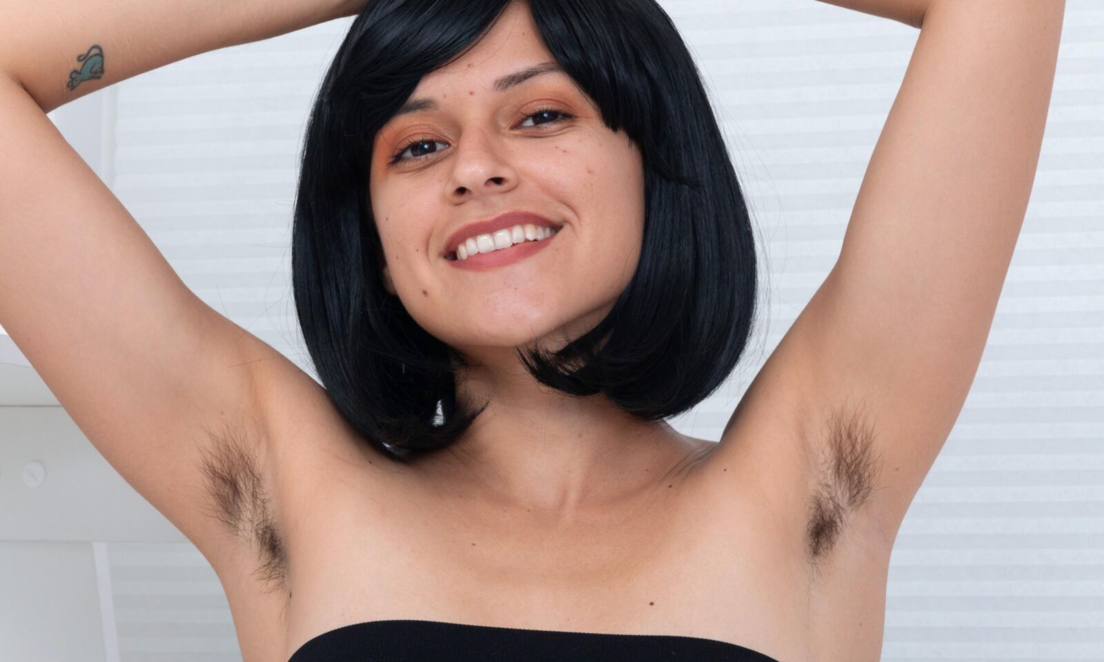 Mostrando su sexy arbusto asiático