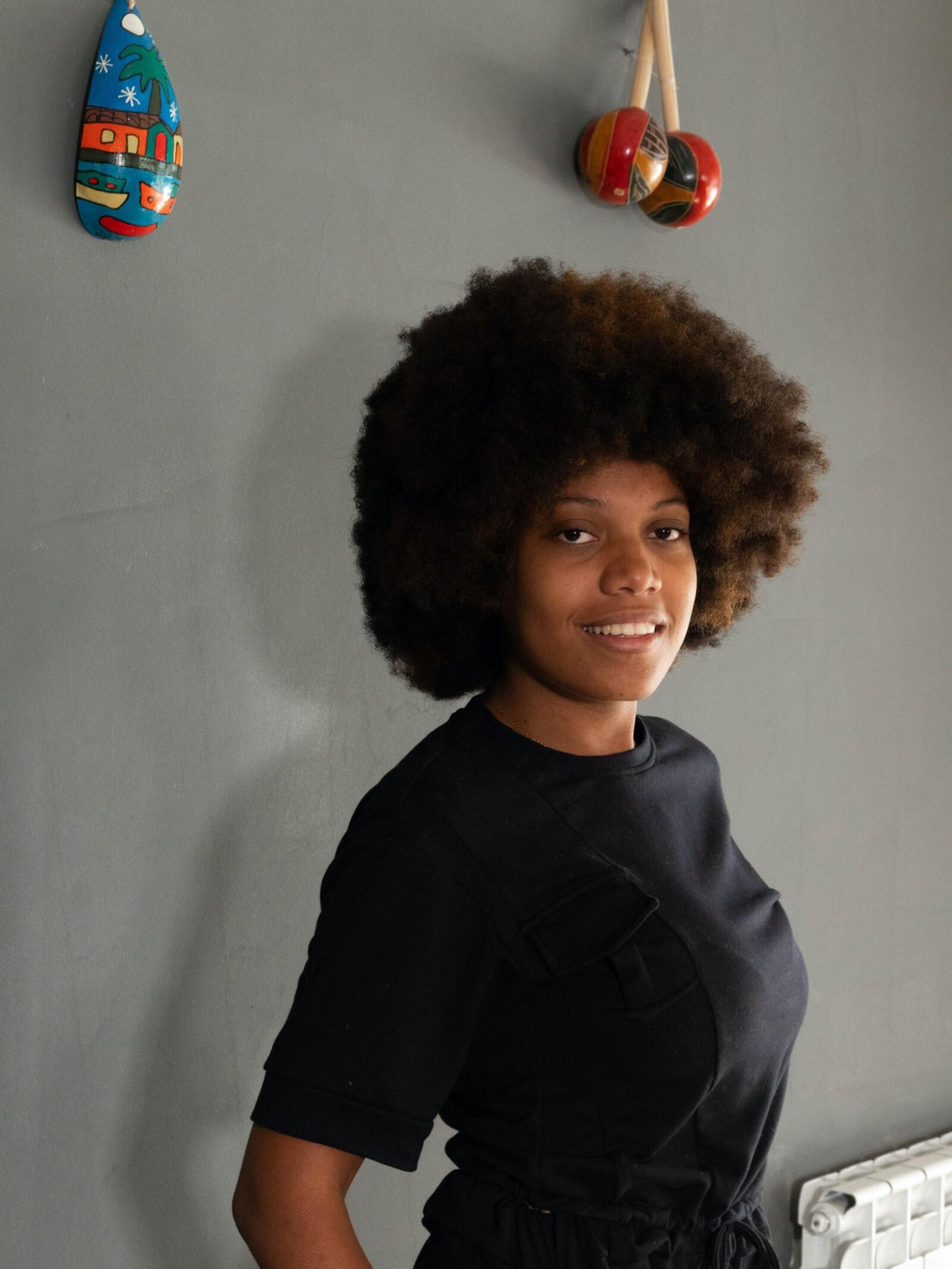 Ebony fica nu em sua mesa de madeira