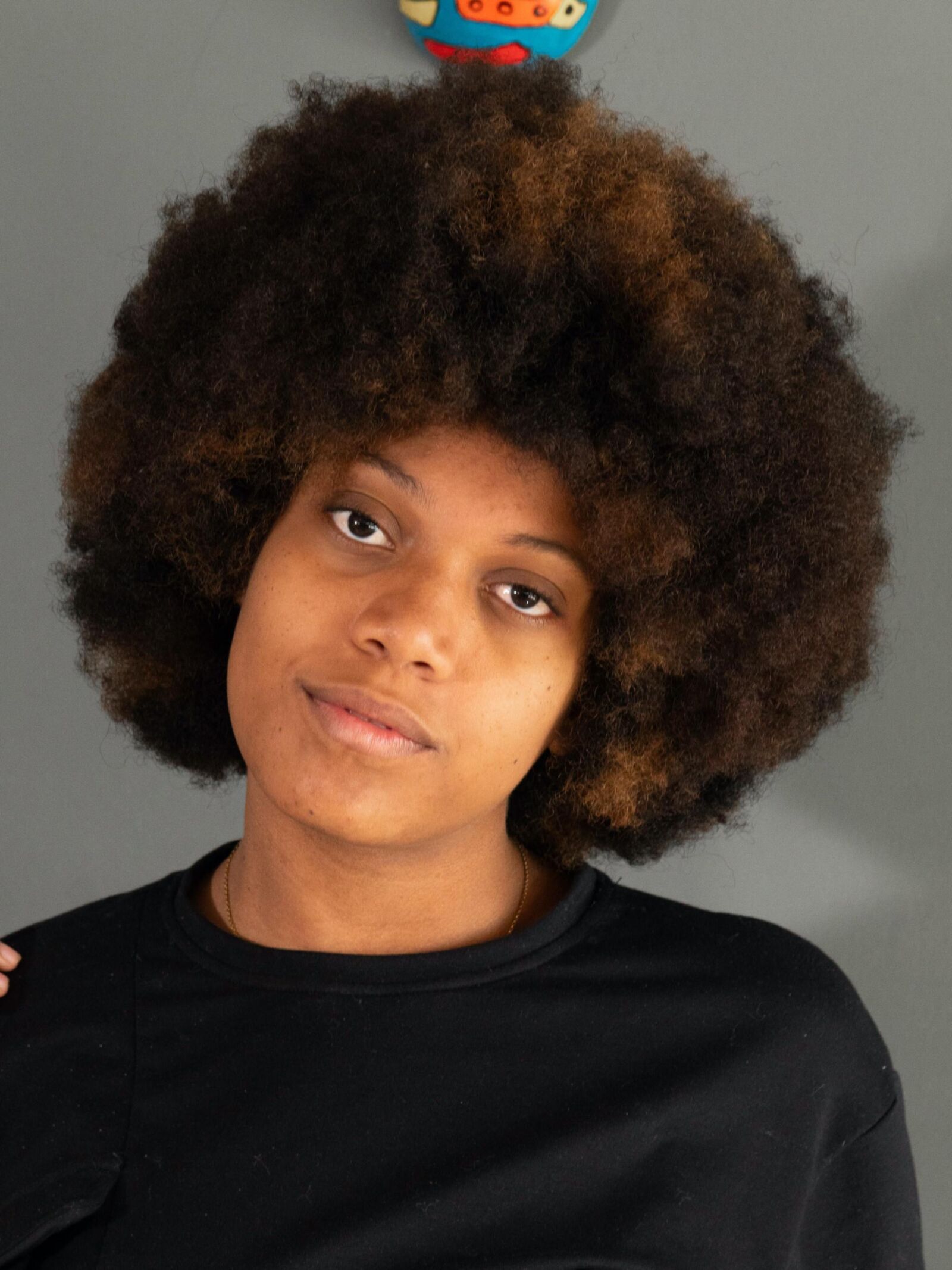 Ebony fica nu em sua mesa de madeira