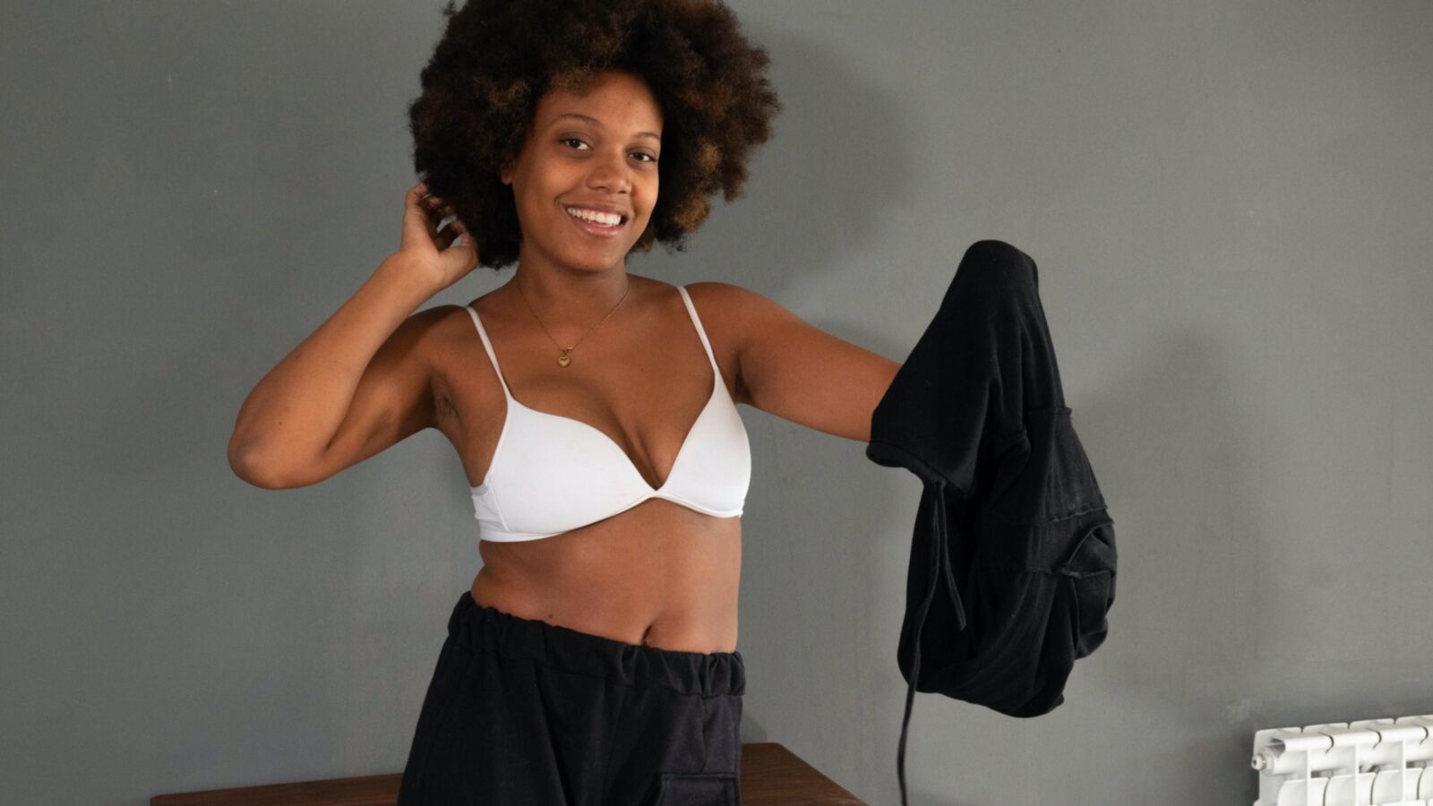 Ebony fica nu em sua mesa de madeira
