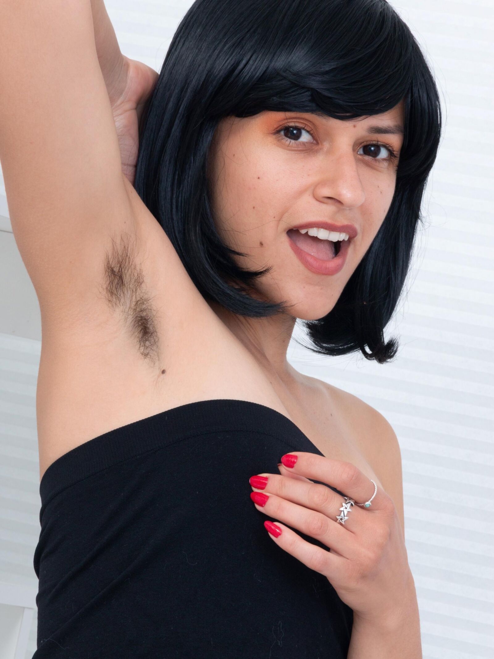 Mostrando su sexy arbusto asiático