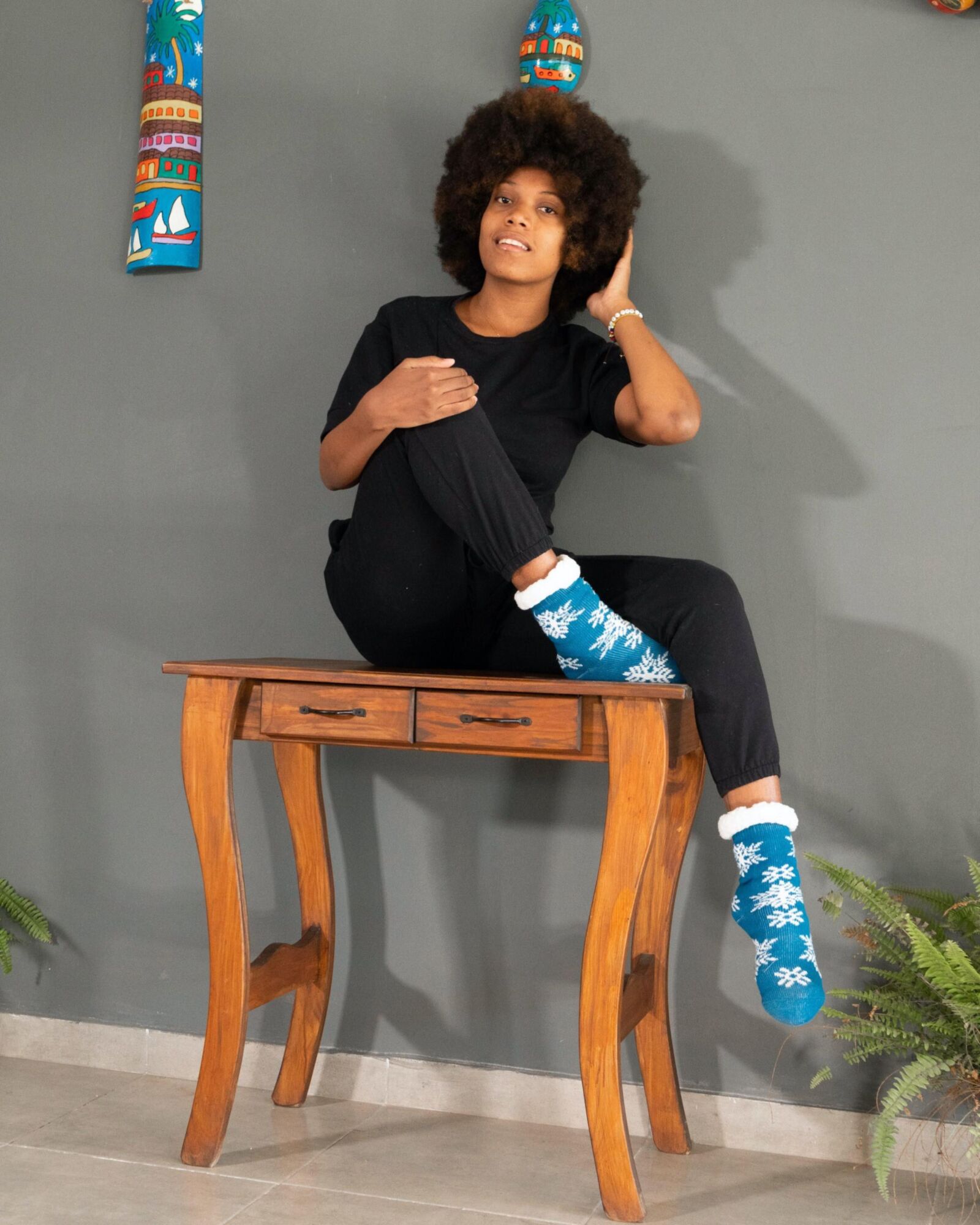 Ebony fica nu em sua mesa de madeira