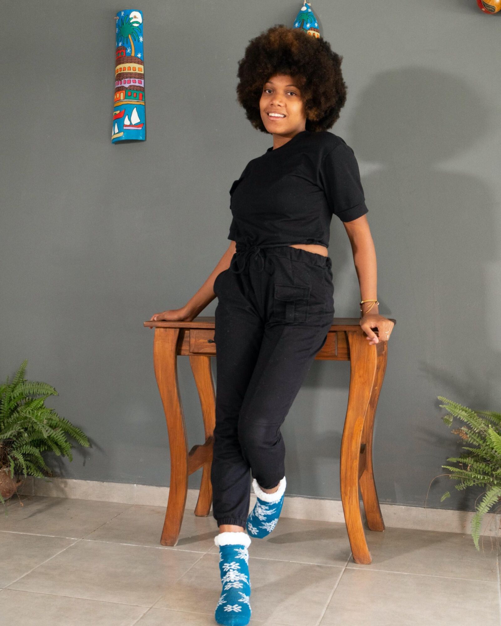 Ebony fica nu em sua mesa de madeira