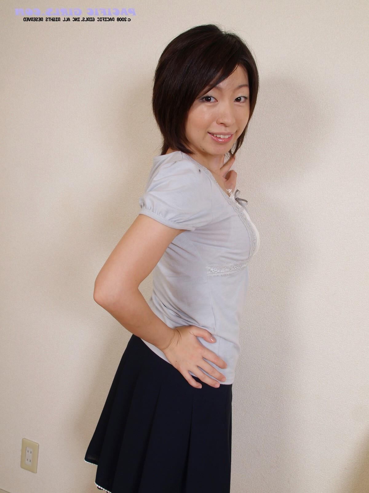Pacificgirls Akiko ofreciendo un desierto asiático después de la cena