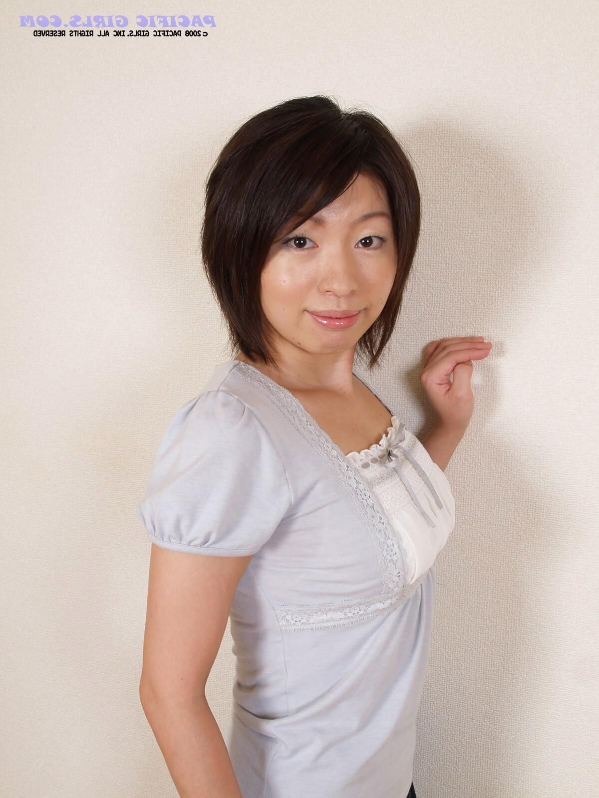 Pacificgirls Akiko ofreciendo un desierto asiático después de la cena