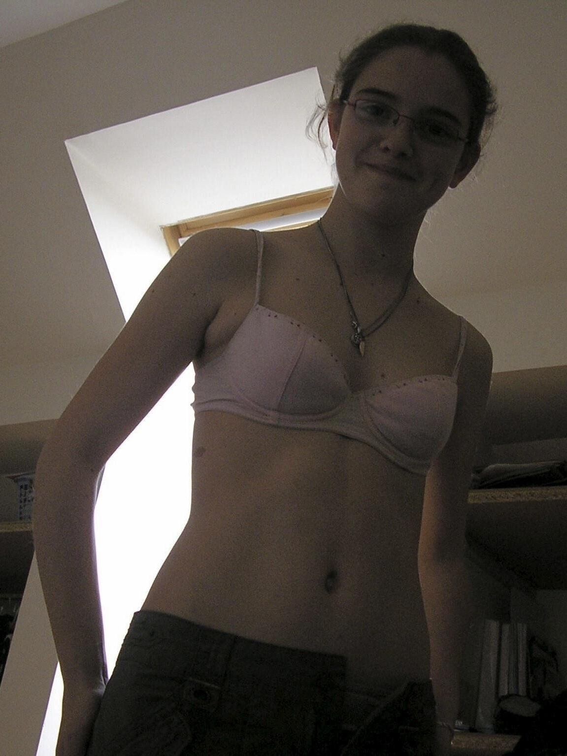 Petite Petasse Poilue Exhib Sa Grosse Chatte Et Ses Mini Nichons