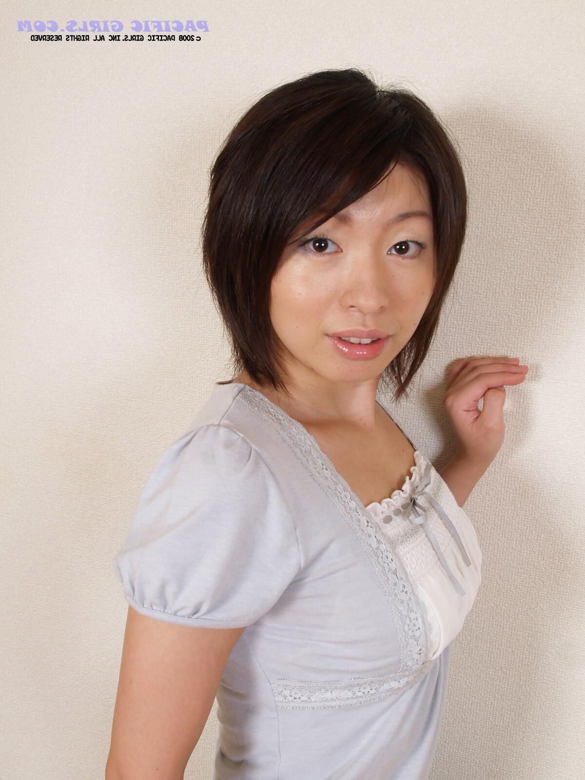 Pacificgirls Akiko ofreciendo un desierto asiático después de la cena