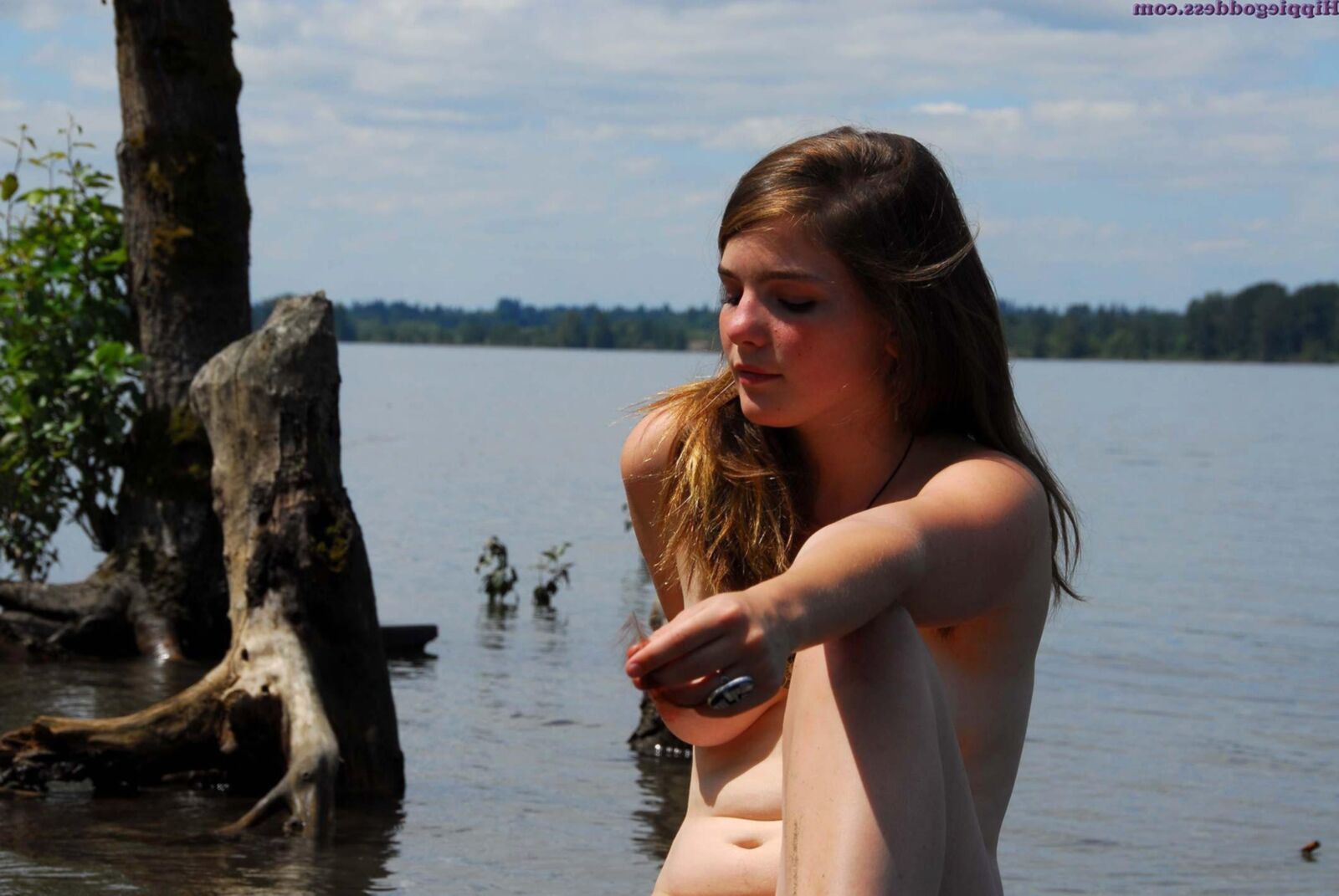 Hippiegoddess Araya taucht einen Zeh hinein