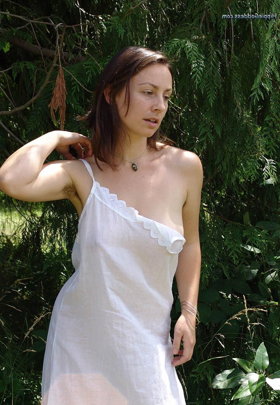 Hippiegoddess Jade weißes Kleid im Freien
