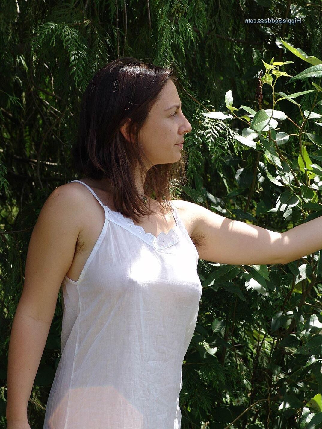 Hippiegoddess Jade weißes Kleid im Freien