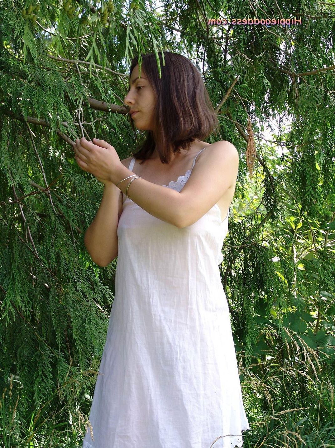 Hippiegoddess Jade weißes Kleid im Freien
