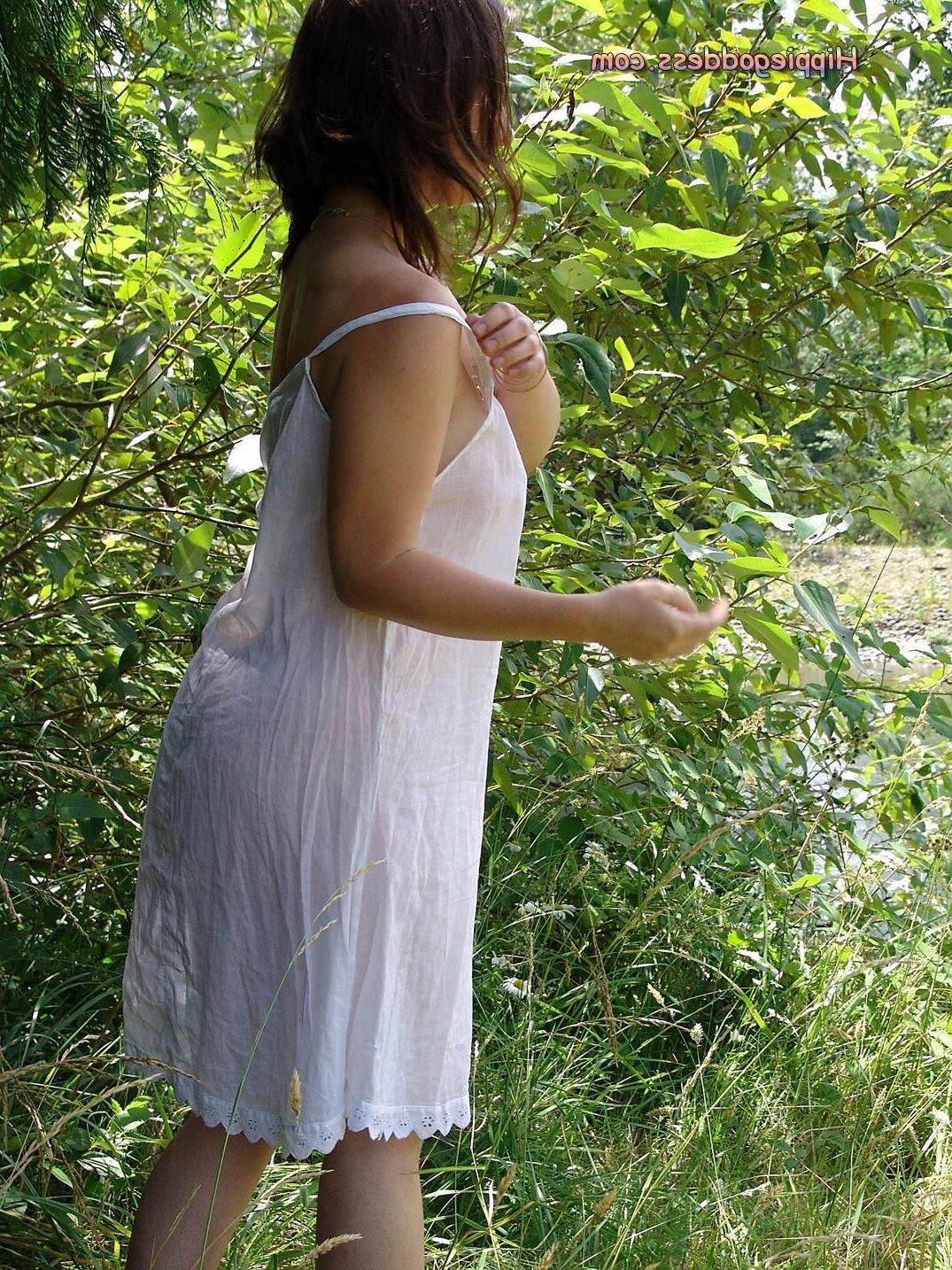 Hippiegoddess Jade weißes Kleid im Freien