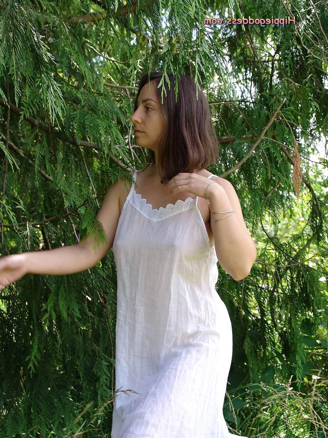 Hippiegoddess Jade weißes Kleid im Freien