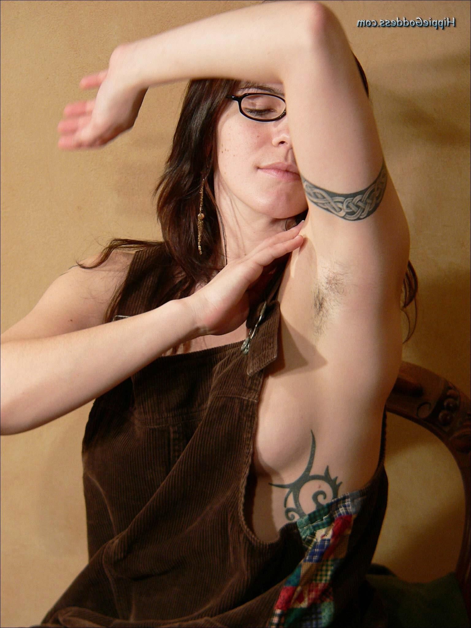 Hippiegoddess Eris nackt zu Hause