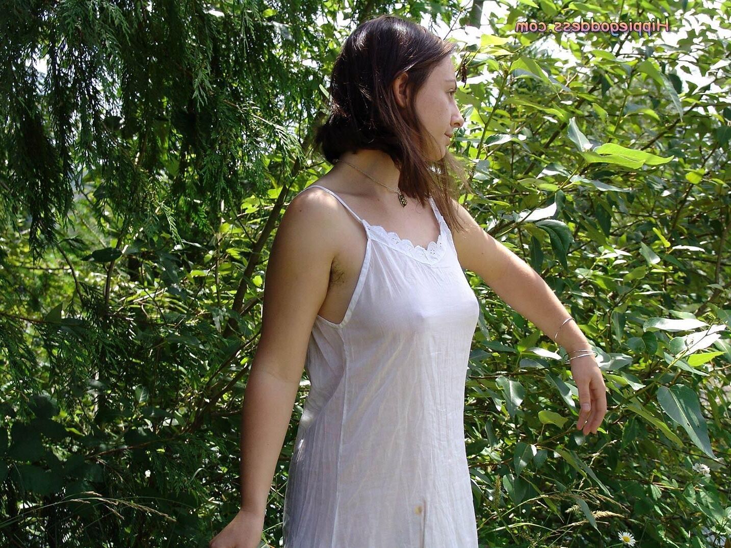 Hippiegoddess Jade weißes Kleid im Freien