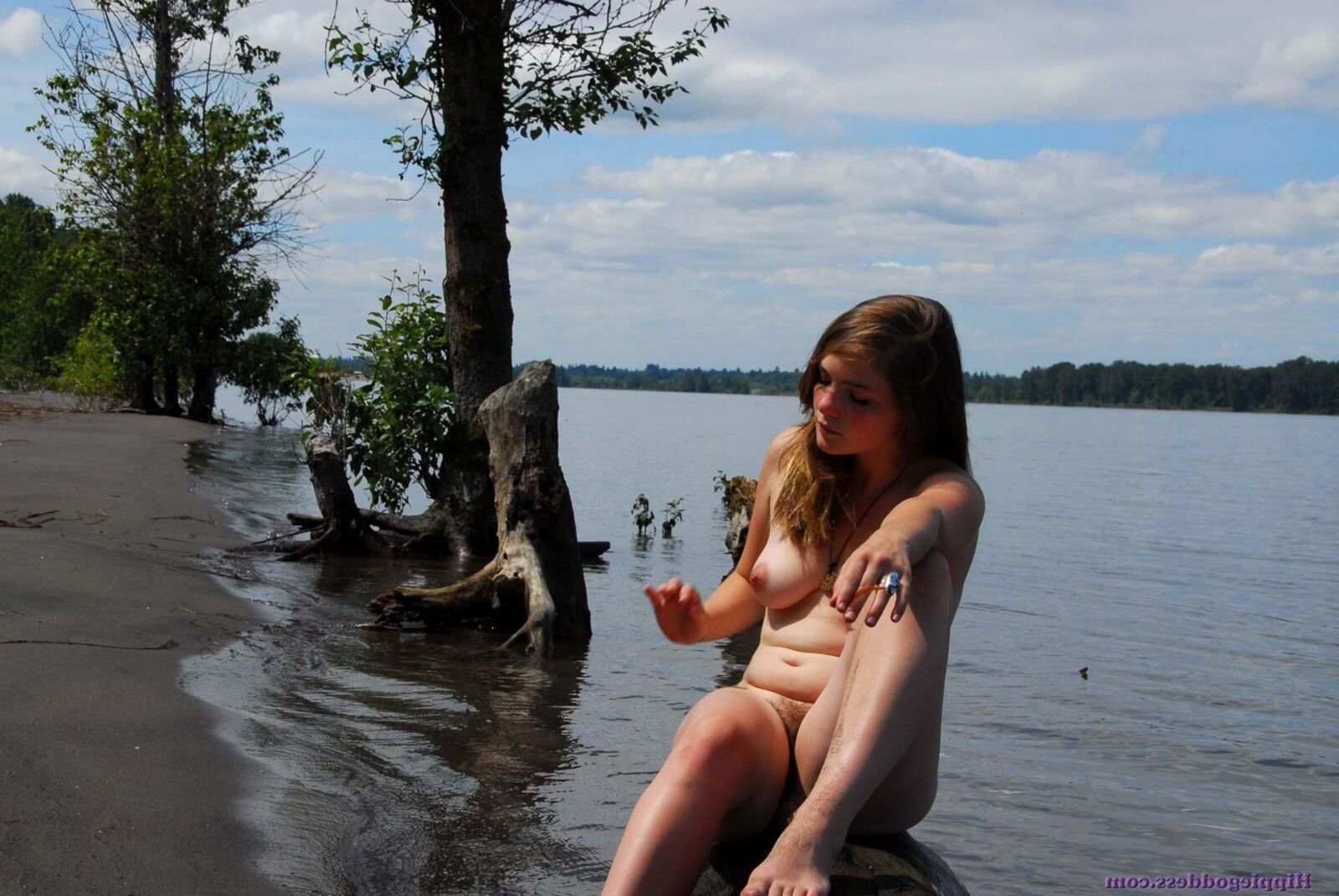 Hippiegoddess Araya taucht einen Zeh hinein