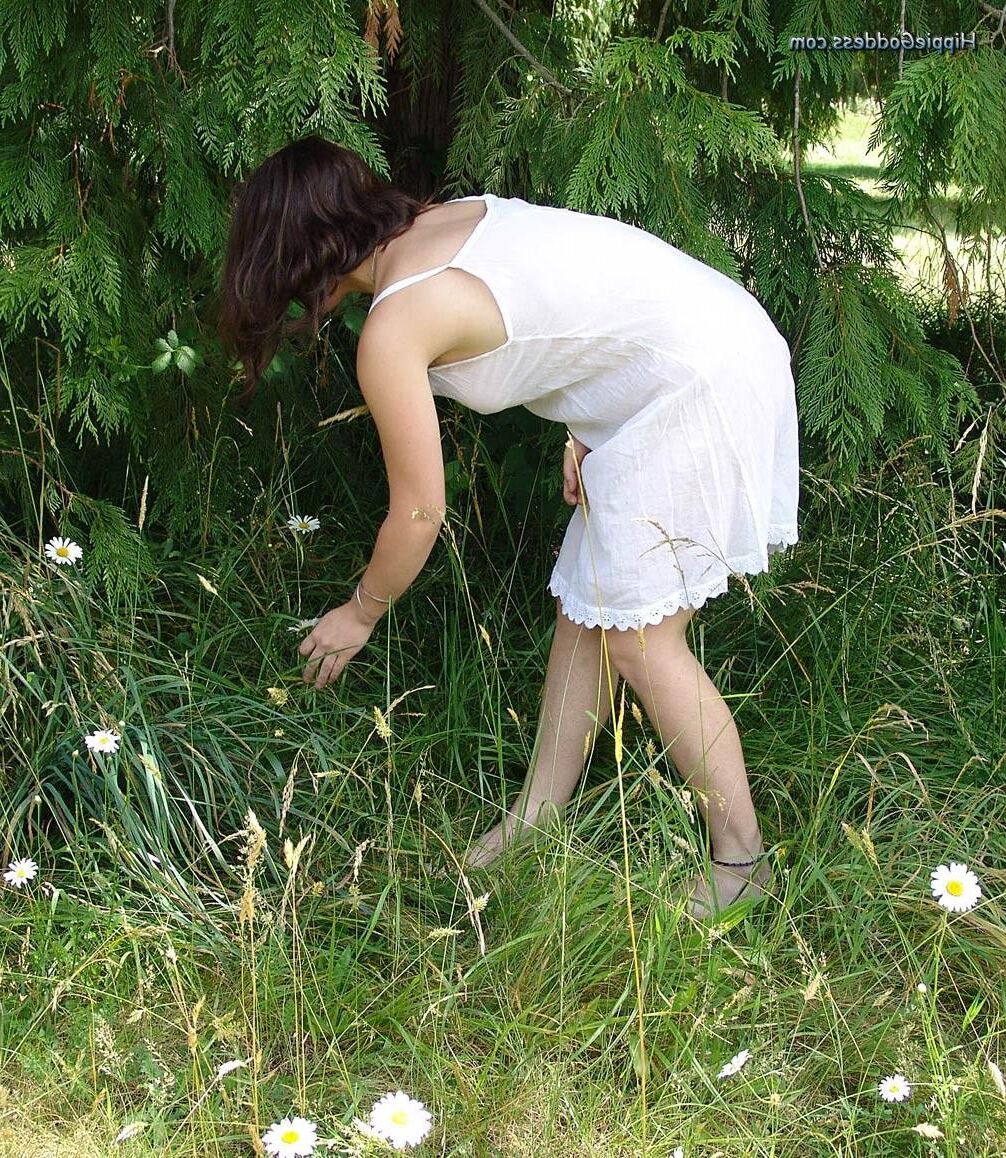 Hippiegoddess Jade weißes Kleid im Freien