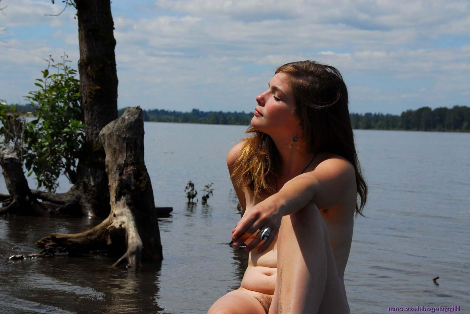 Hippiegoddess Araya taucht einen Zeh hinein