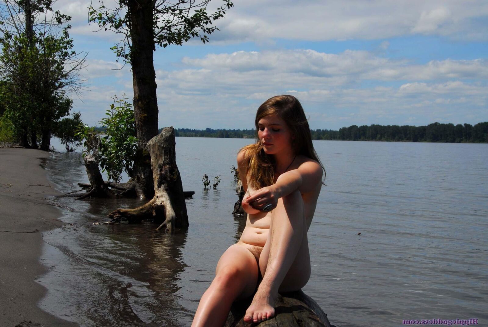 Hippiegoddess Araya taucht einen Zeh hinein