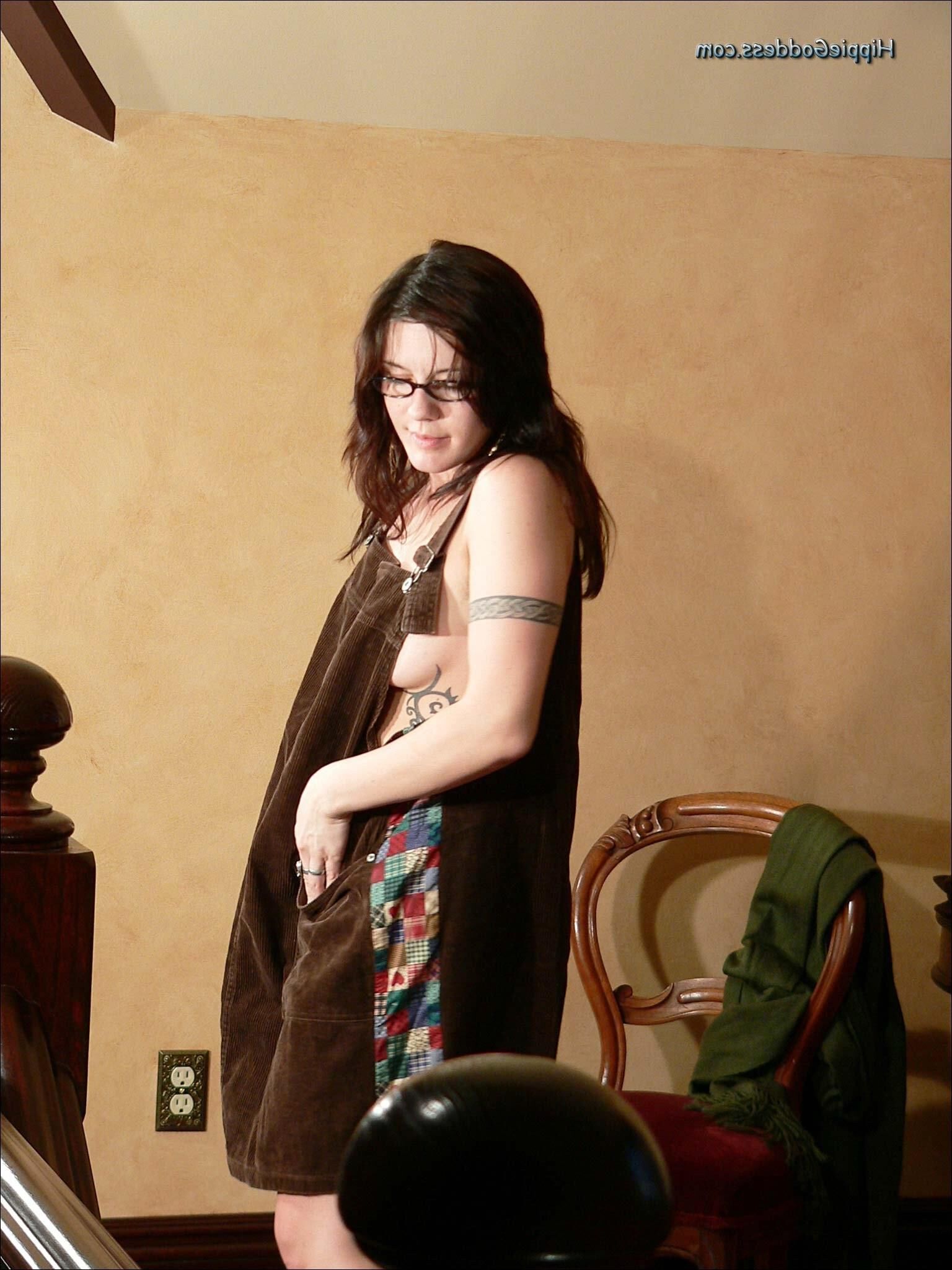 Hippiegoddess Eris nackt zu Hause