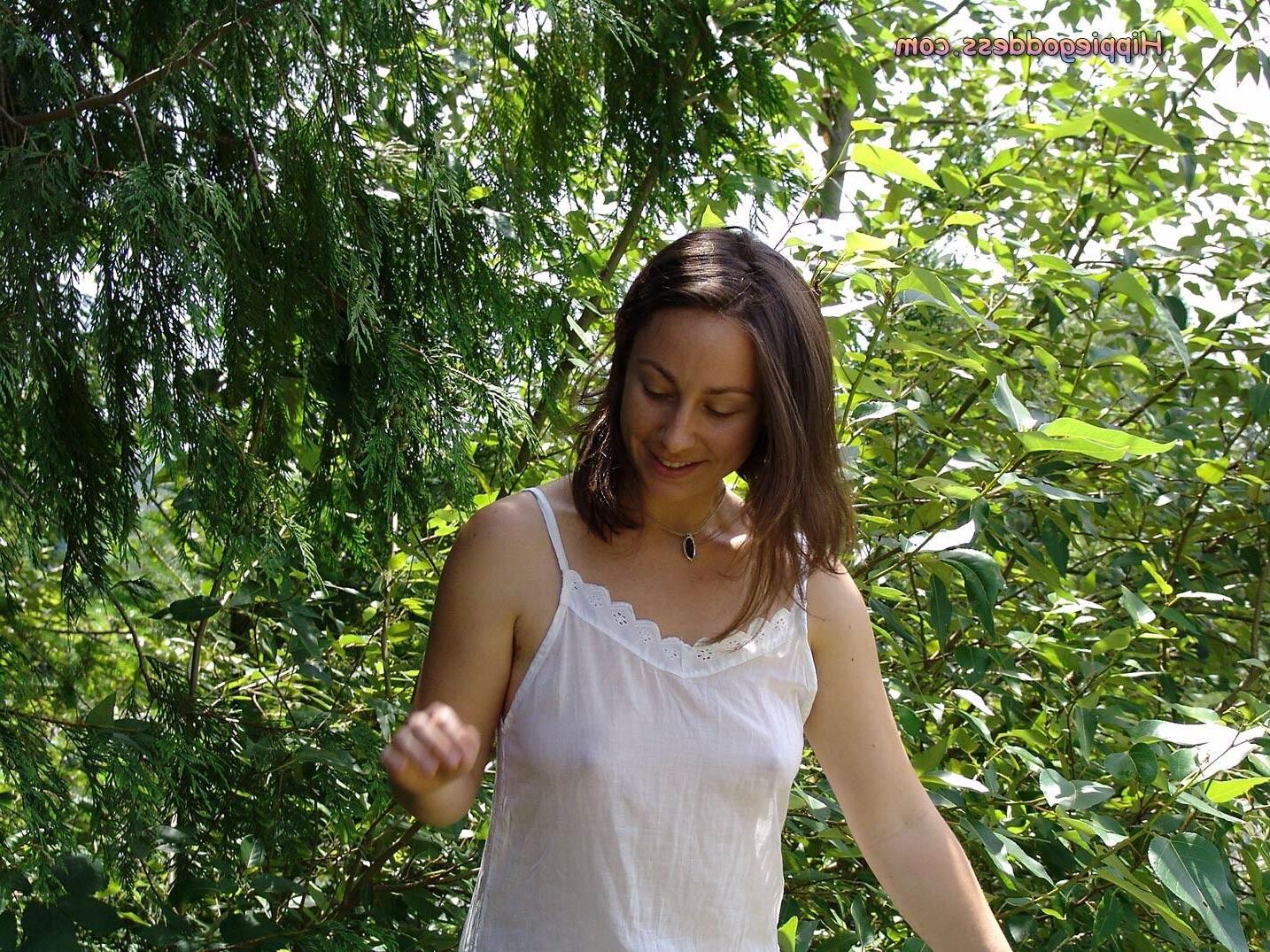 Hippiegoddess Jade weißes Kleid im Freien
