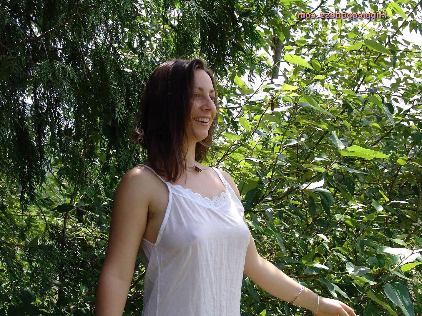 Hippiegoddess Jade weißes Kleid im Freien