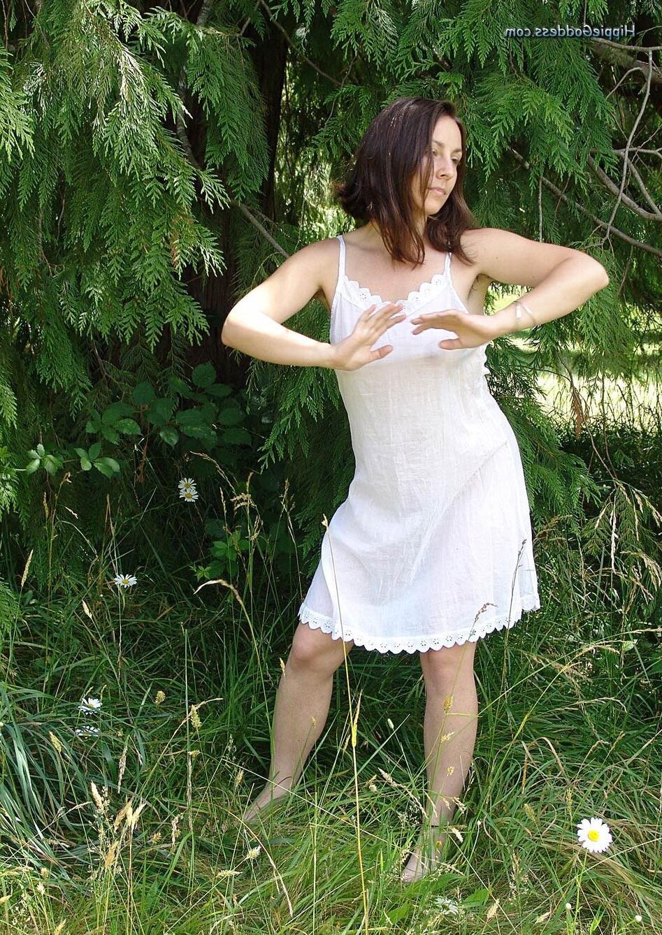 Hippiegoddess Jade weißes Kleid im Freien