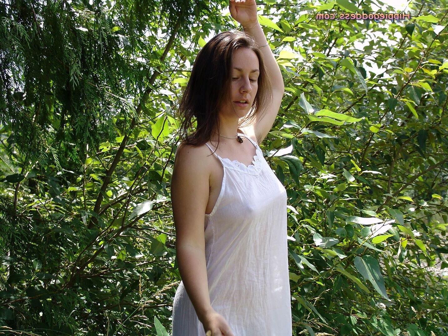 Hippiegoddess Jade weißes Kleid im Freien
