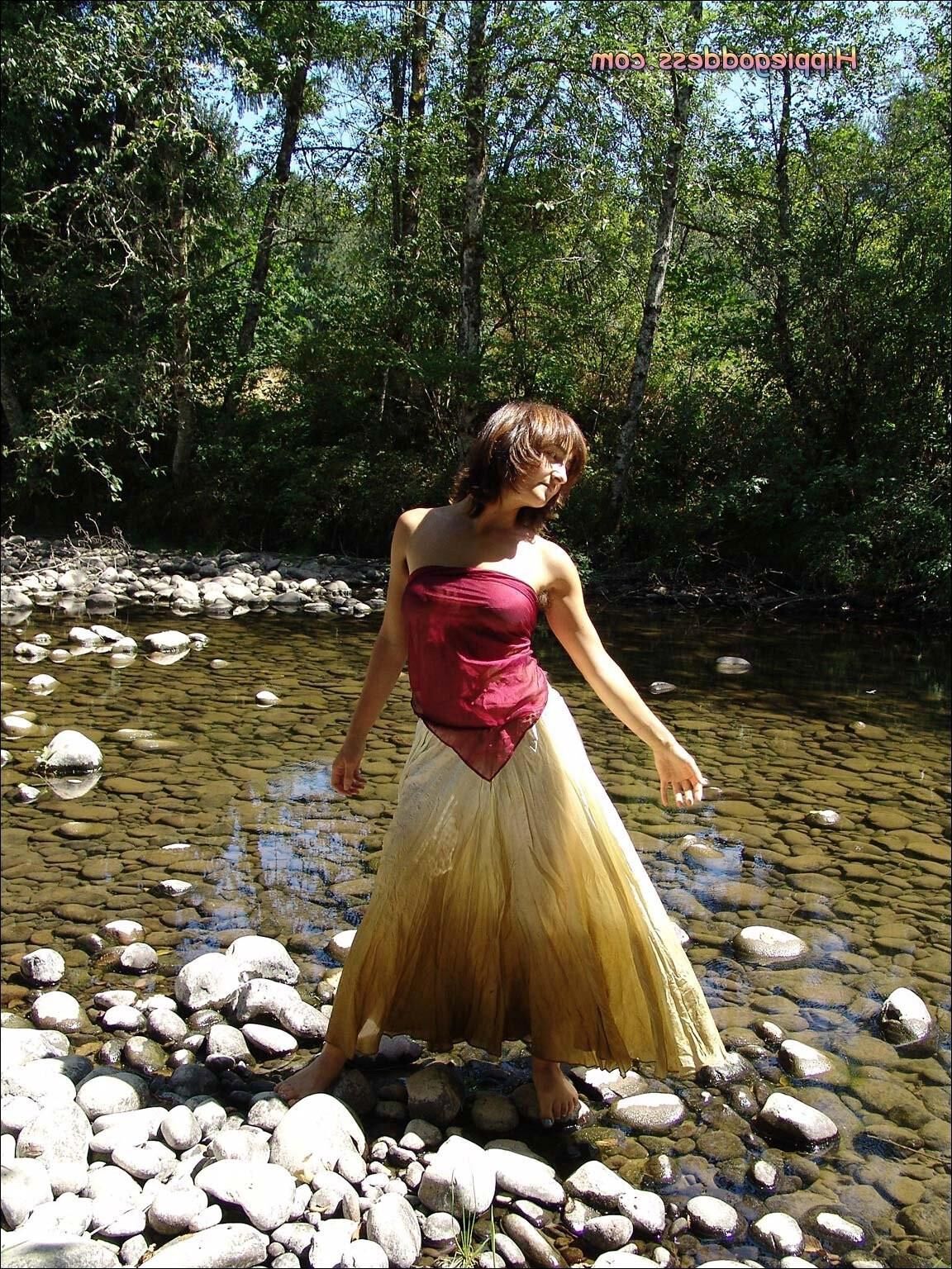 Hippiegoddess Brea waschen im Fluss