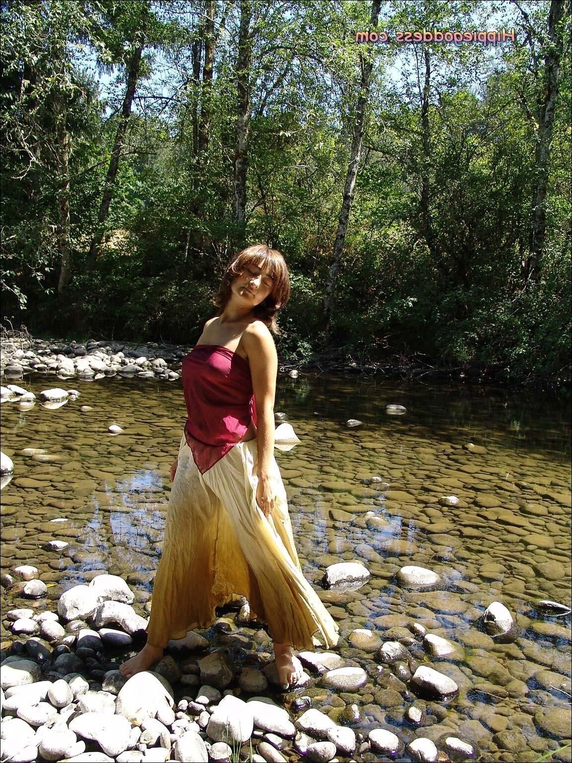 Hippiegoddess Brea waschen im Fluss