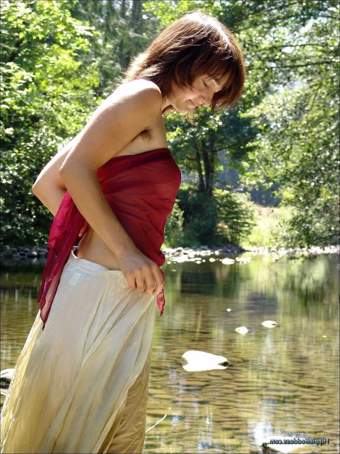 Hippiegoddess Brea waschen im Fluss