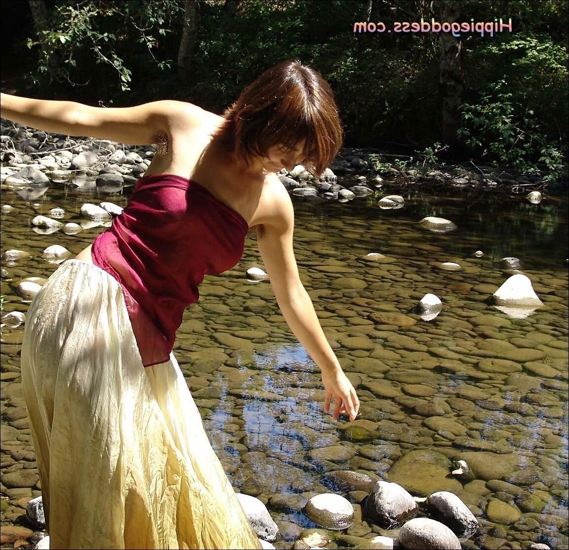 Hippiegoddess Brea waschen im Fluss