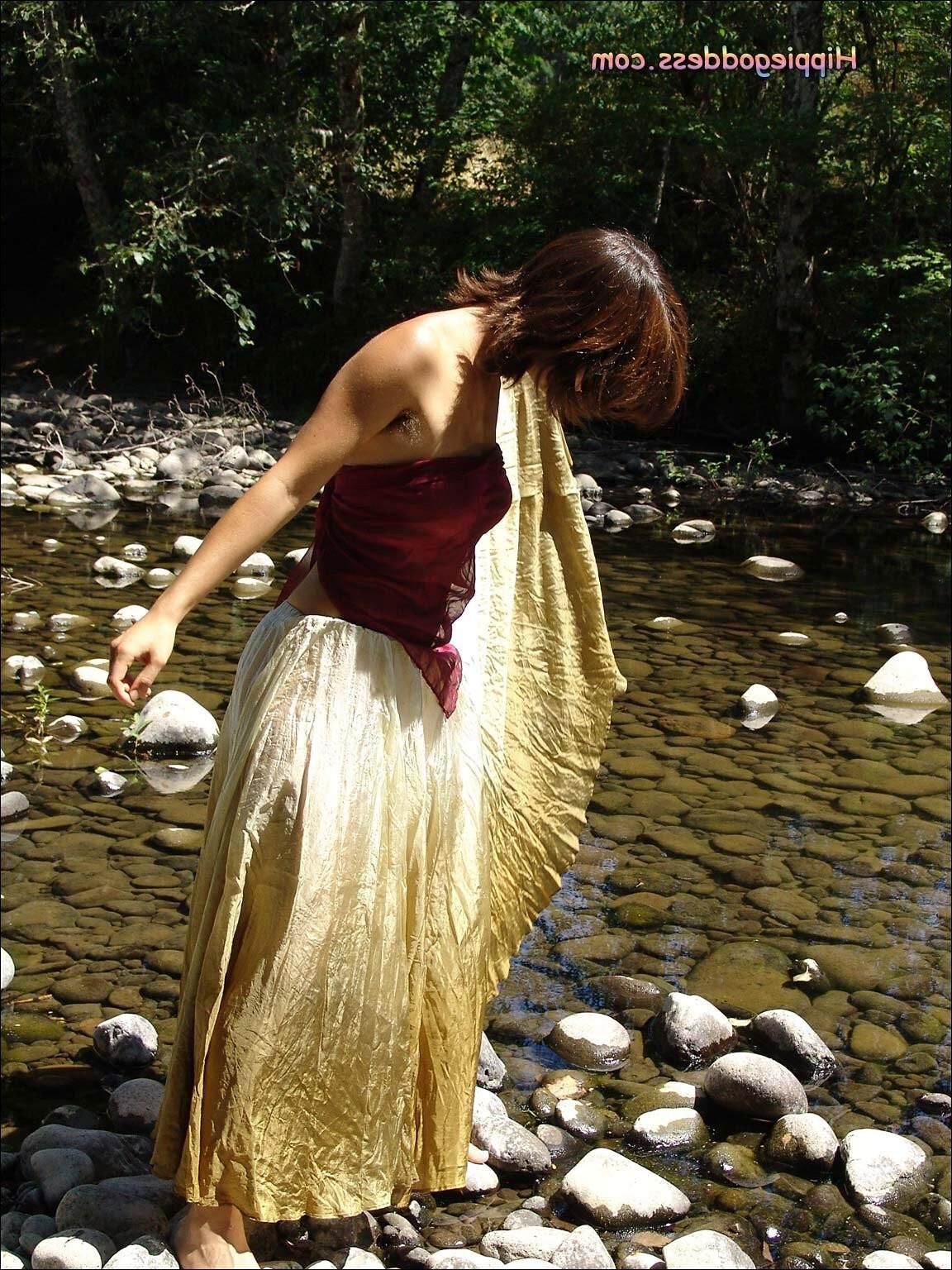Hippiegoddess Brea waschen im Fluss