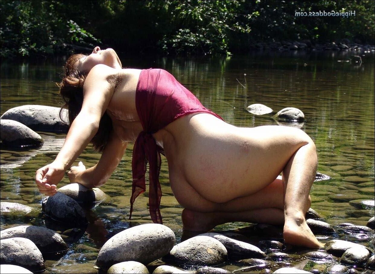 Hippiegoddess Brea waschen im Fluss