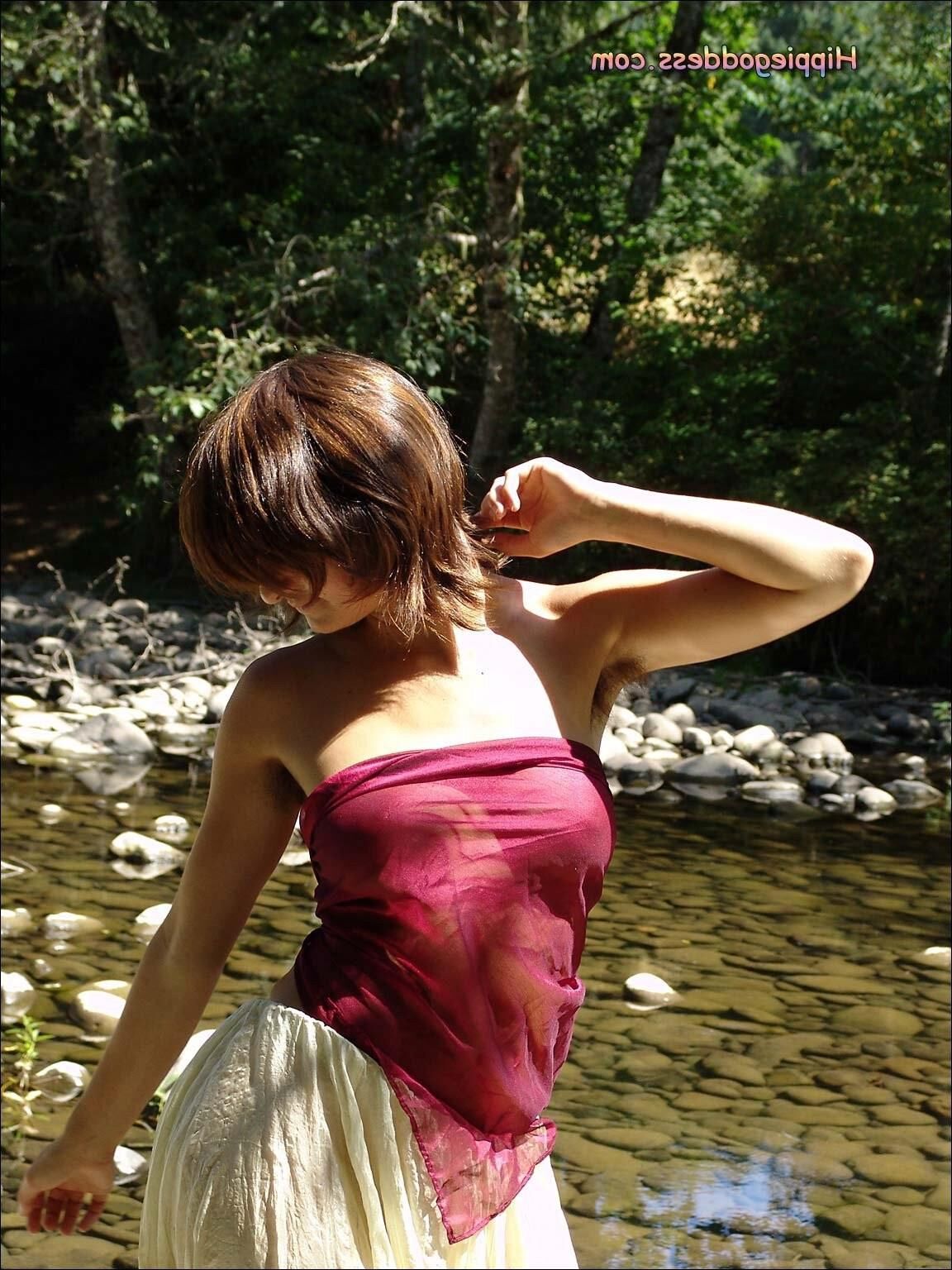 Hippiegoddess Brea waschen im Fluss