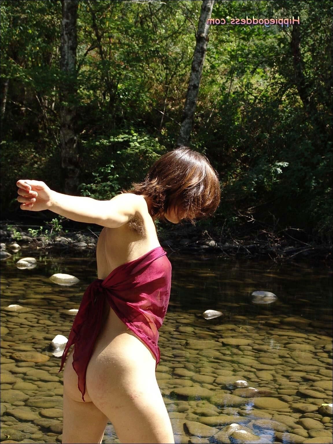 Hippiegoddess Brea waschen im Fluss