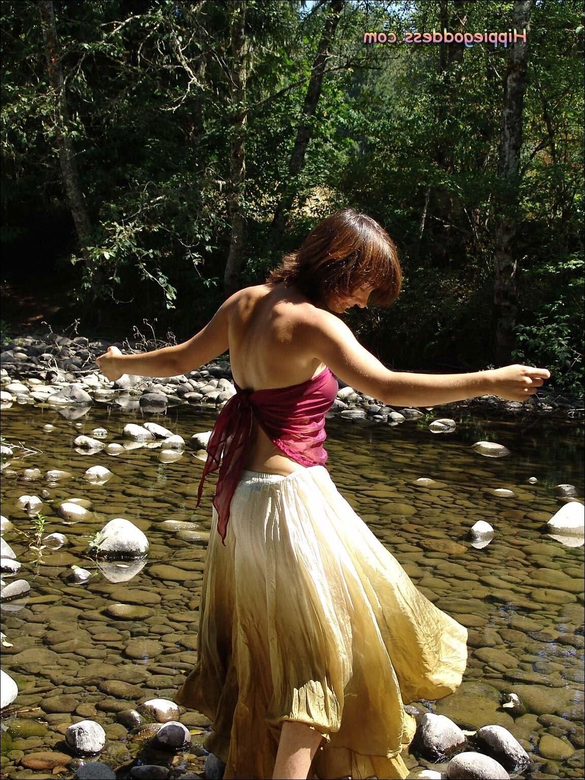 Hippiegoddess Brea waschen im Fluss