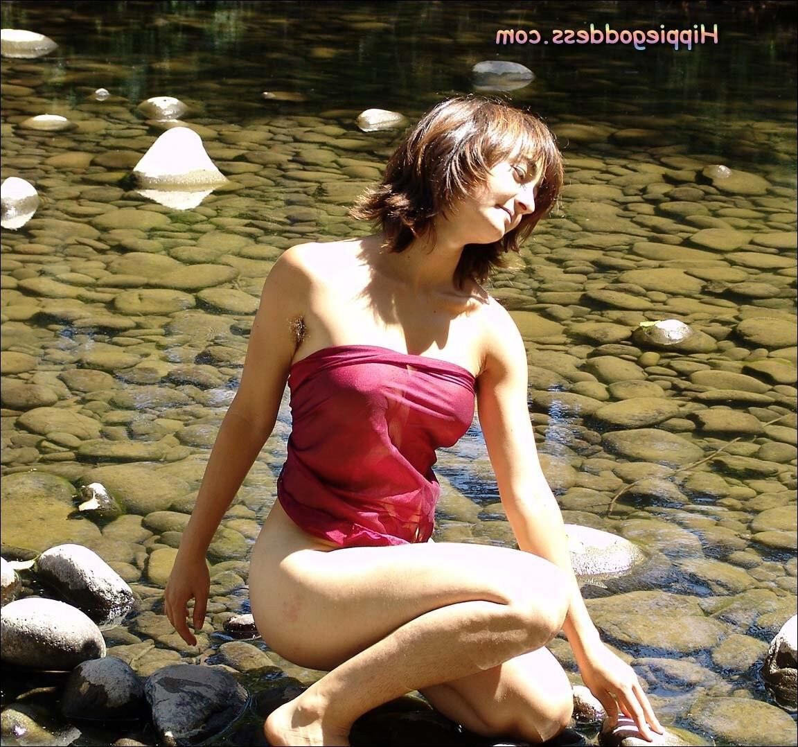 Hippiegoddess Brea waschen im Fluss