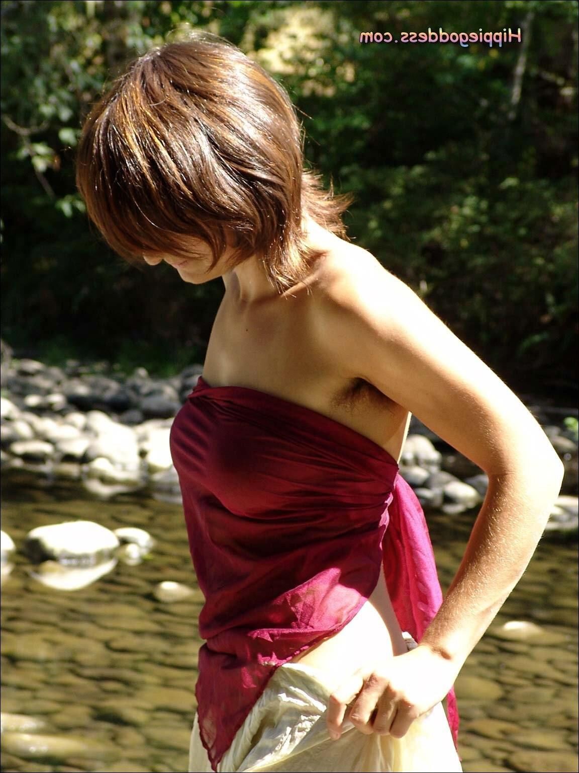 Hippiegoddess Brea waschen im Fluss